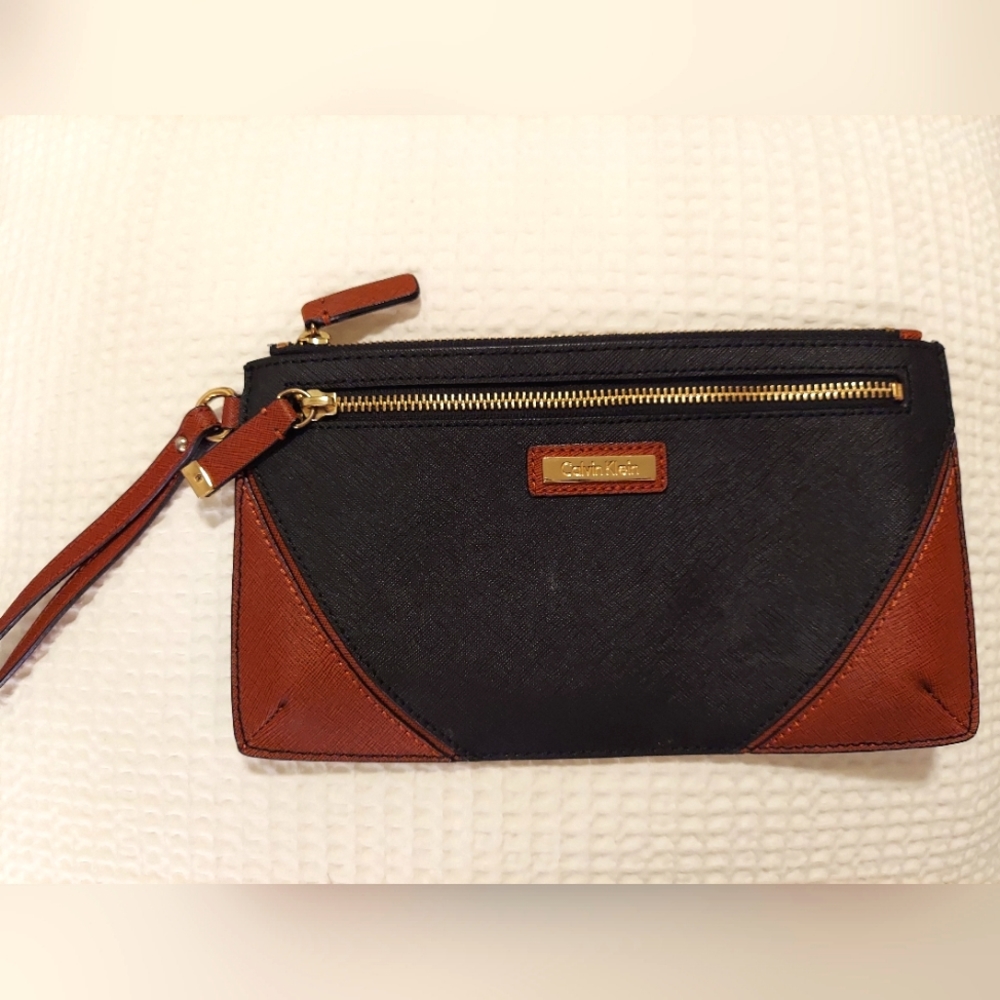 Clutch/wristlet